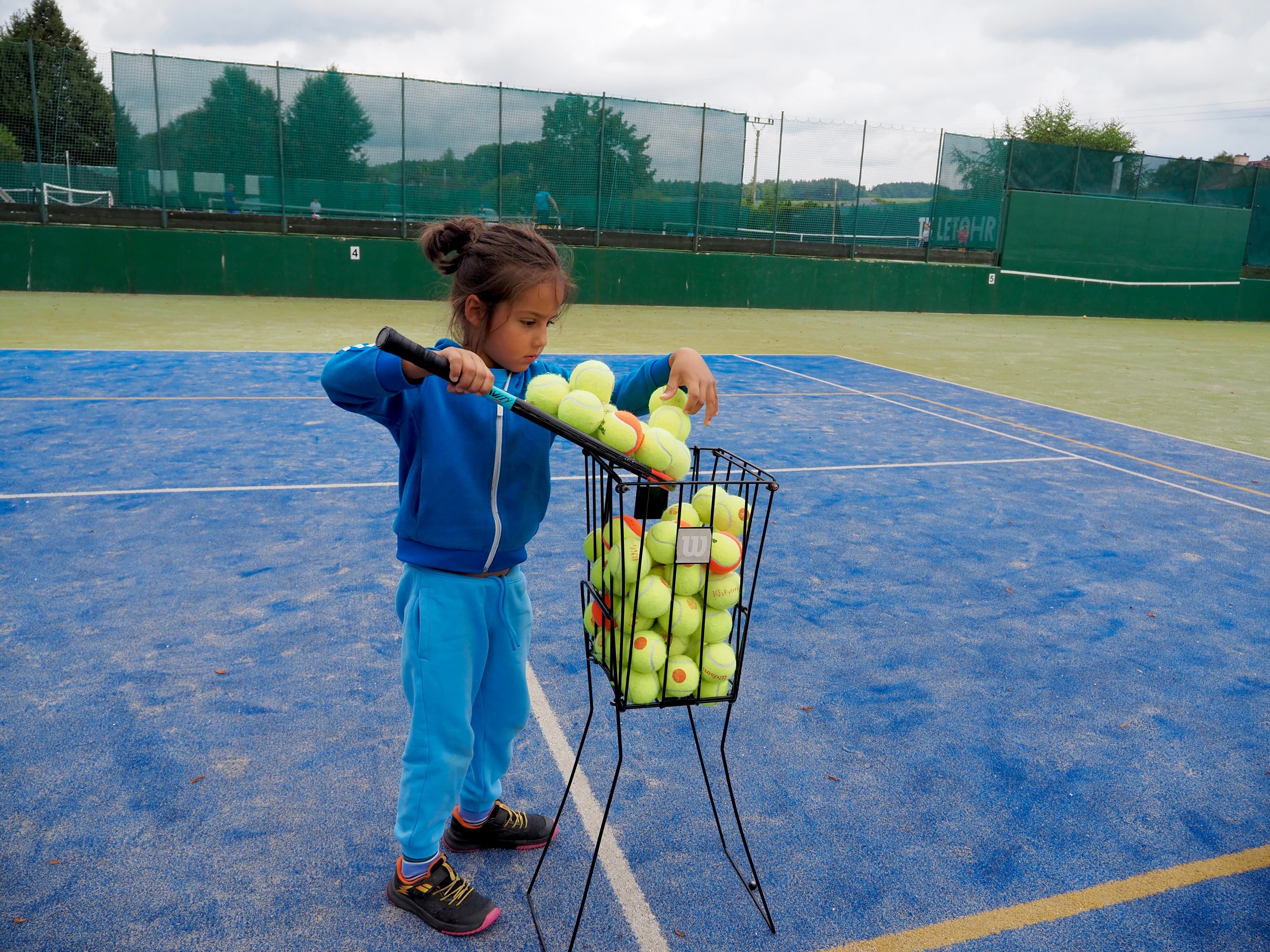 K tréninku patří i sbírání míčků