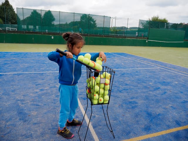 K tréninku patří i sbírání míčků
